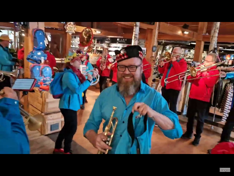 Dweilorkest Dinges Emmen bij 25e Schutrups Wandeldag